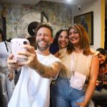 Noel Schajris celebra la música y el vinilo en un encuentro con sus fans en Café Pasta