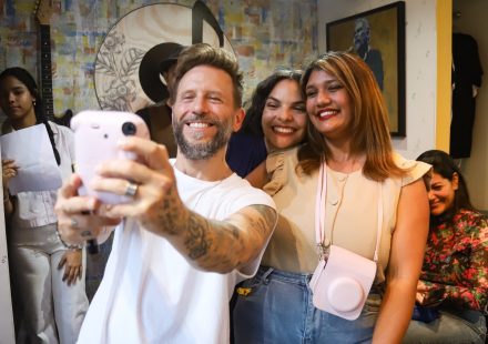 Noel Schajris celebra la música y el vinilo en un encuentro con sus fans en Café Pasta