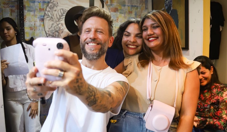 Noel Schajris celebra la música y el vinilo en un encuentro con sus fans en Café Pasta