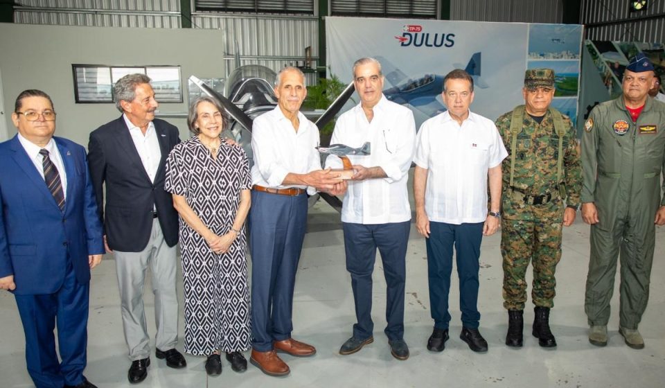 Presidente Abinader y su homólogo hondureño Nasry Asfura recorren Base Aérea de San Isidro