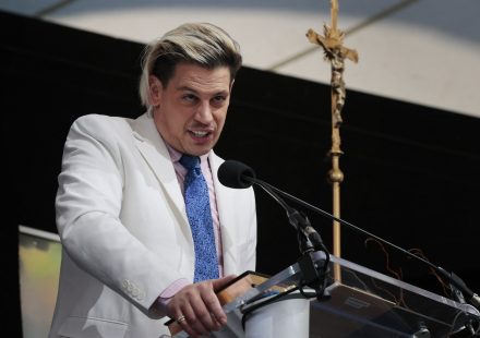US says far-right provocateur Milo Yiannopoulos has been deported to UK