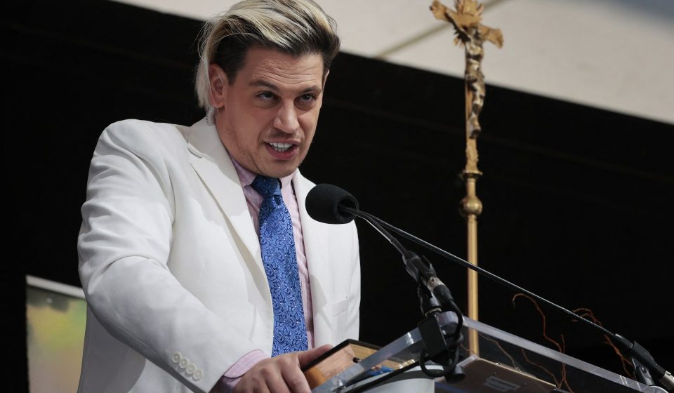 US says far-right provocateur Milo Yiannopoulos has been deported to UK