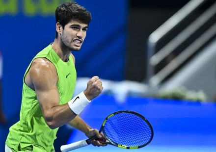 Alcaraz firma un sólido debut del US Open en su regreso tras lesión
