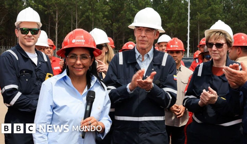 En qué consiste el "mayor acuerdo petrolero de la historia" anunciado por EE.UU. y Venezuela, y por qué es tan polémico