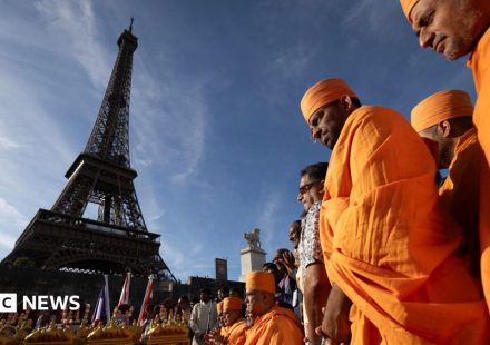Eiffel Tower shut by staff protest after female workers moved for religious visit