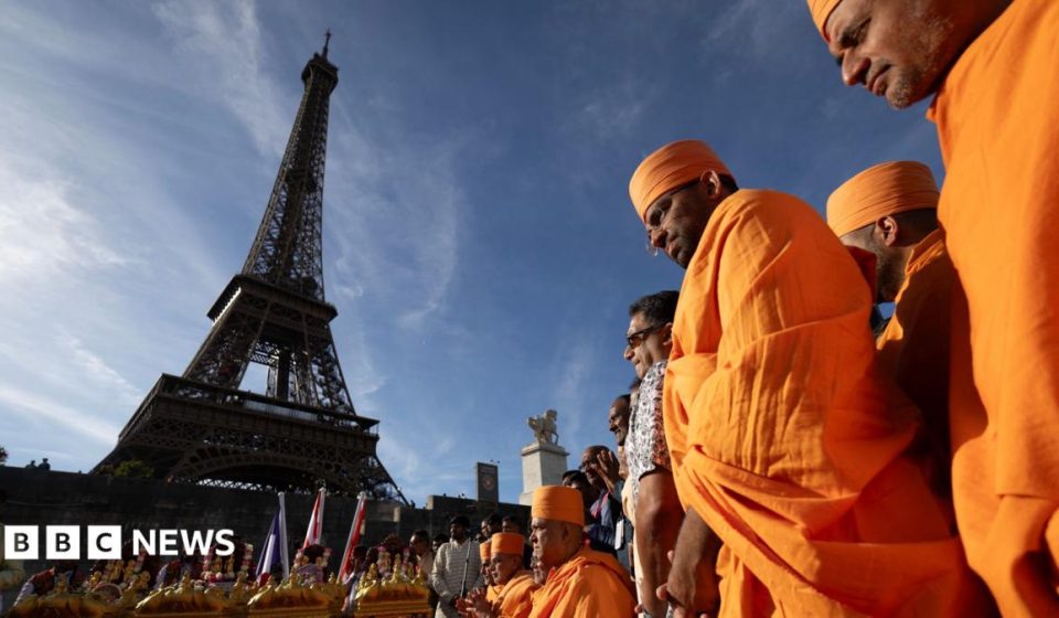 Eiffel Tower shut by staff protest after female workers moved for religious visit