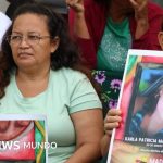 "Hace casi 5 años que no sé nada de él": las madres que buscan a sus hijos en el sistema de prisiones bajo el régimen de excepción de Bukele