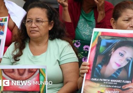 "Hace casi 5 años que no sé nada de él": las madres que buscan a sus hijos en el sistema de prisiones bajo el régimen de excepción de Bukele