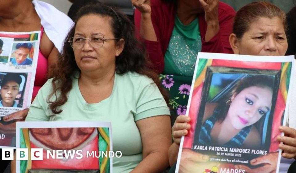 "Hace casi 5 años que no sé nada de él": las madres que buscan a sus hijos en el sistema de prisiones bajo el régimen de excepción de Bukele