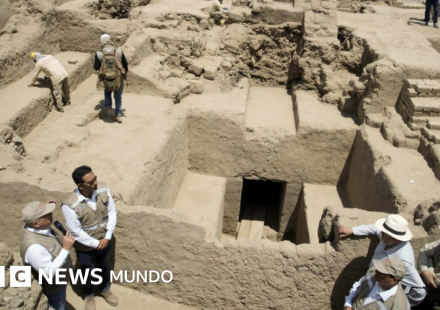 "Fue diseñada para un personaje de la élite": el extraordinario hallazgo de una tumba repleta de reliquias de la antigua cultura chimú en Perú