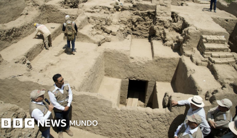 "Fue diseñada para un personaje de la élite": el extraordinario hallazgo de una tumba repleta de reliquias de la antigua cultura chimú en Perú