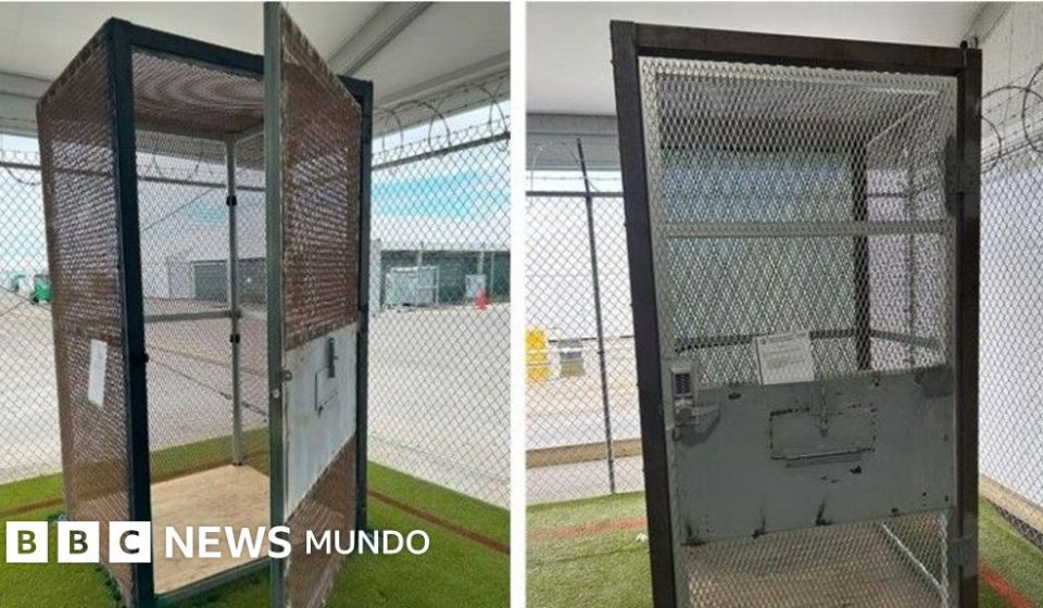 Las jaulas en las que eran encerrados los migrantes en el "Alcatraz de los caimanes" de Florida
