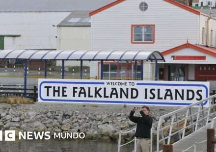 Por qué volvió la tensión entre Argentina e Inglaterra por Malvinas/Falklands 44 años después de la guerra