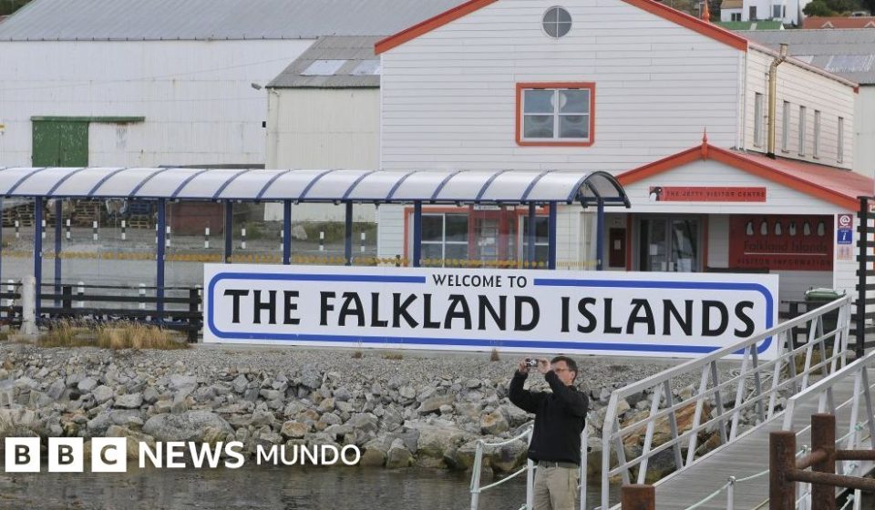 Por qué volvió la tensión entre Argentina e Inglaterra por Malvinas/Falklands 44 años después de la guerra