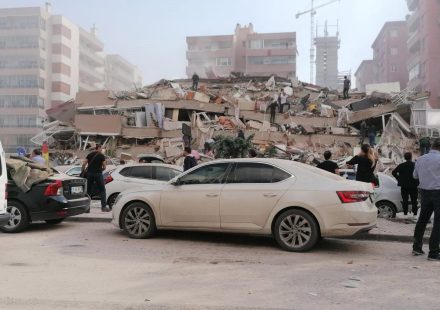 Tres heridos al derrumbarse un edificio por una explosión cerca de la Acrópolis de Atenas