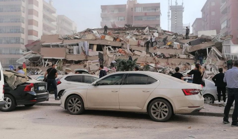 Tres heridos al derrumbarse un edificio por una explosión cerca de la Acrópolis de Atenas