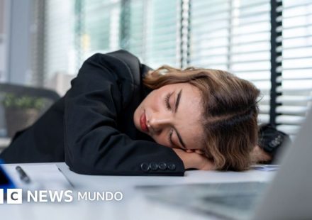 Cuál es la razón de que nos dé sueño después de almorzar (y por qué tomarse un café no es la mejor forma de espabilarse)
