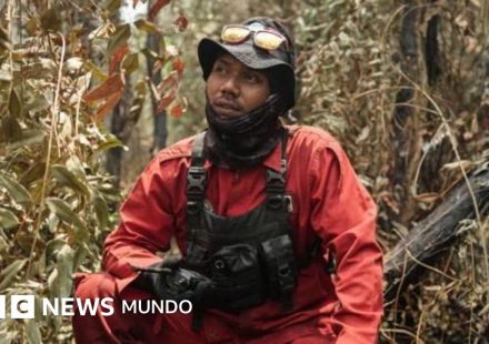 Los voluntarios que arriesgan sus vidas para desactivar las "bombas de carbono" de los catastróficos incendios forestales que azotan Indonesia