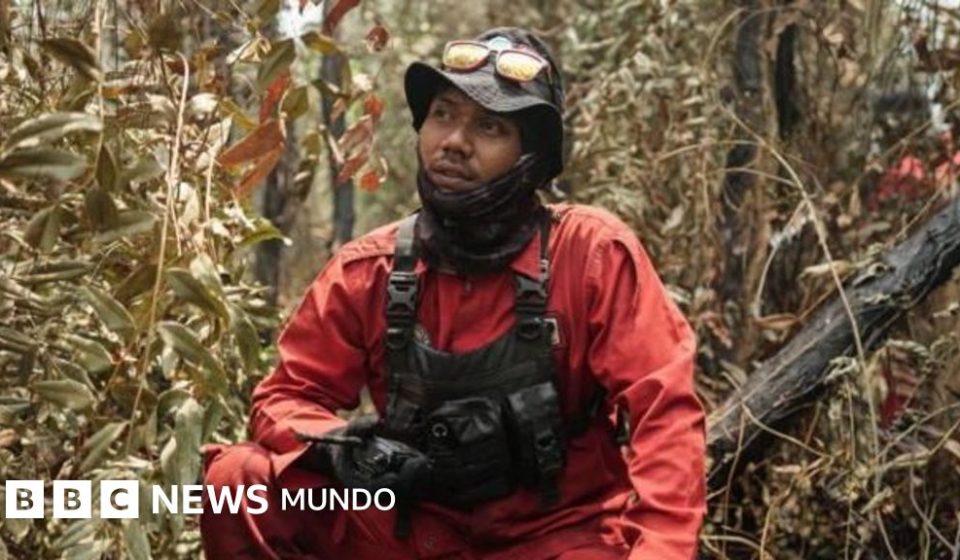 Los voluntarios que arriesgan sus vidas para desactivar las "bombas de carbono" de los catastróficos incendios forestales que azotan Indonesia