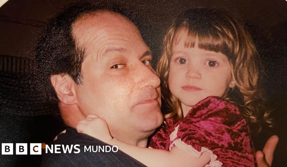 "De mi padre solo encontraron su casco de bombero": por qué aún quedan por identificar tantas víctimas 25 años después del 11-S