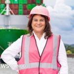 Quién es la ingeniera Ilya Espino de Marotta, la primera mujer en dirigir el Canal de Panamá (y por qué suele usar un casco rosa)