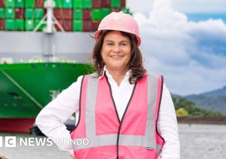 Quién es la ingeniera Ilya Espino de Marotta, la primera mujer en dirigir el Canal de Panamá (y por qué suele usar un casco rosa)