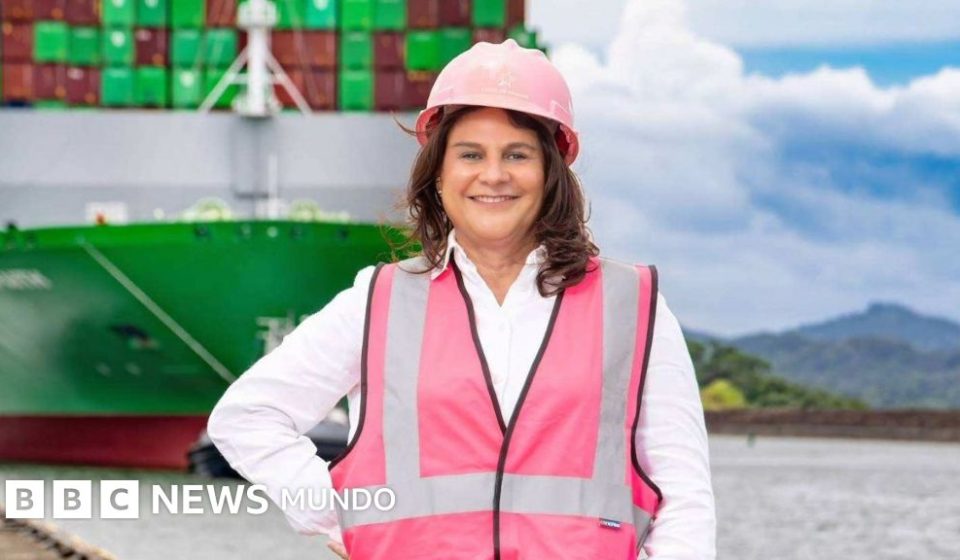 Quién es la ingeniera Ilya Espino de Marotta, la primera mujer en dirigir el Canal de Panamá (y por qué suele usar un casco rosa)