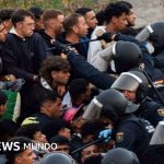 Las imágenes de la tensión durante el intento de desalojo de miles de migrantes de las playas de Ceuta