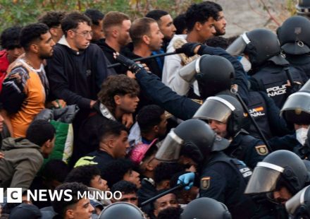Las imágenes de la tensión durante el intento de desalojo de miles de migrantes de las playas de Ceuta