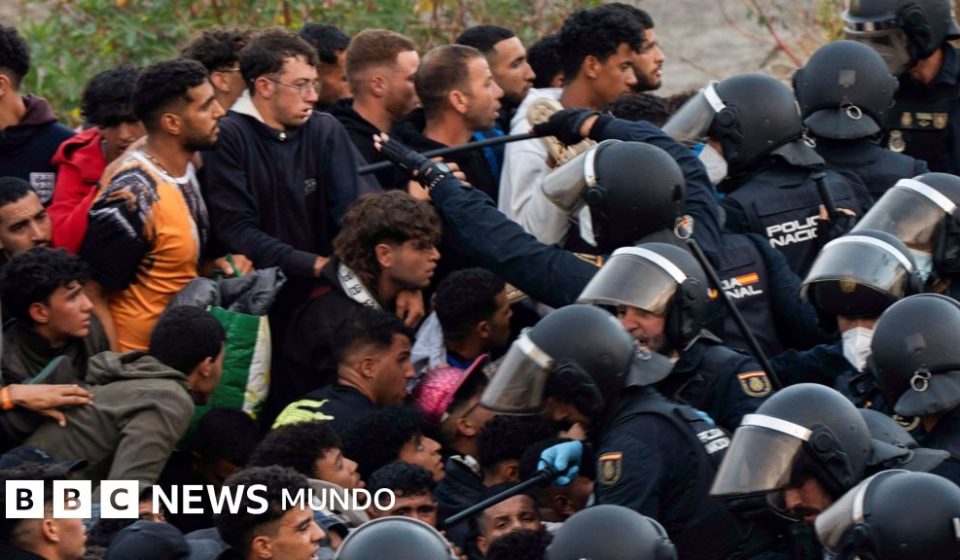 Las imágenes de la tensión durante el intento de desalojo de miles de migrantes de las playas de Ceuta