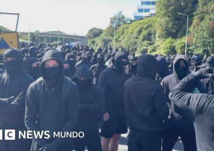 Las nuevas tácticas de intimidación de los grupos antiinmigrantes que preocupan a Reino Unido