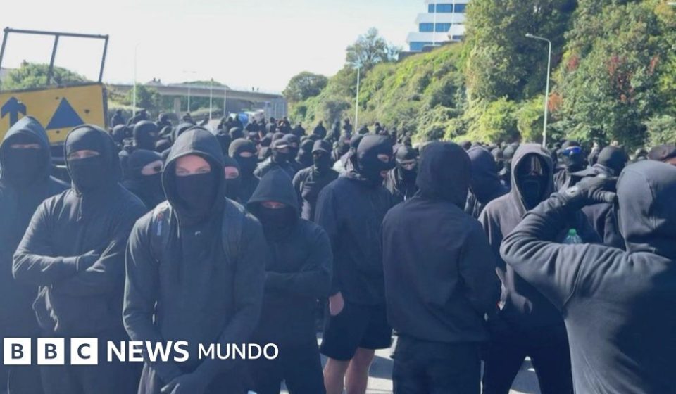 Las nuevas tácticas de intimidación de los grupos antiinmigrantes que preocupan a Reino Unido