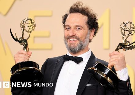Premios Emmy 2026: estos son los ganadores de una gala en la que hizo historia la serie de comedia "Widow's Bay"