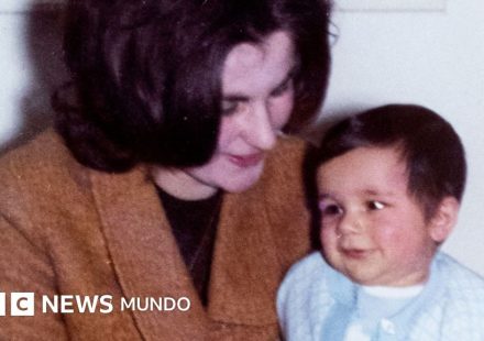 "Me dijeron que jamás lo volvería a ver": las más de 250.000 solteras que fueron forzadas a dar sus hijos en adopción a mediados del siglo pasado en Reino Unido
