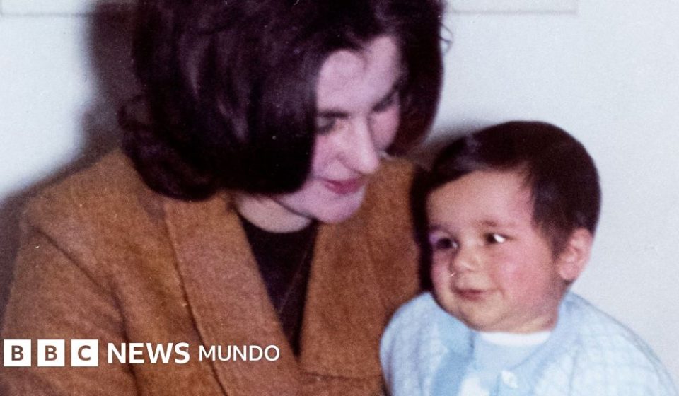 "Me dijeron que jamás lo volvería a ver": las más de 250.000 solteras que fueron forzadas a dar sus hijos en adopción a mediados del siglo pasado en Reino Unido