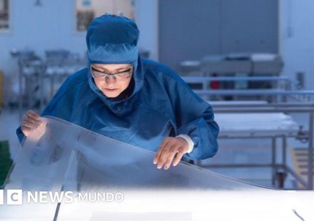 La compleja ingeniería que se requiere para fabricar las ventanillas de los aviones