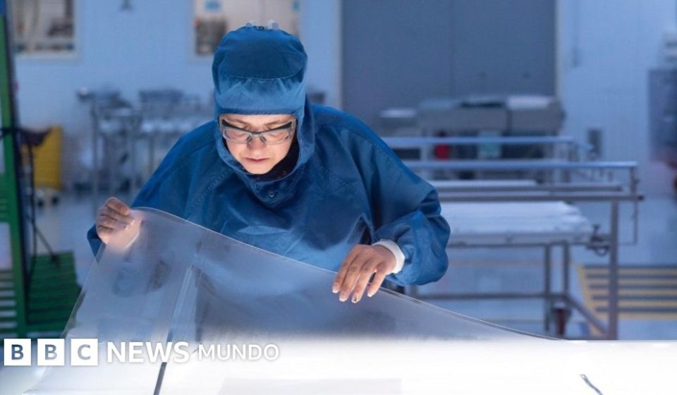 La compleja ingeniería que se requiere para fabricar las ventanillas de los aviones