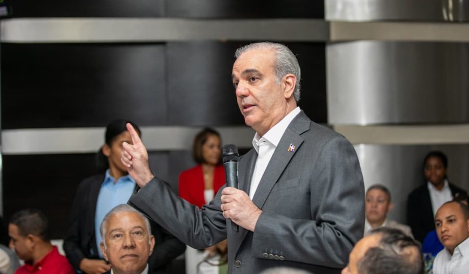 Abinader destaca reducción de la pobreza, avances sociales y económicos en RD