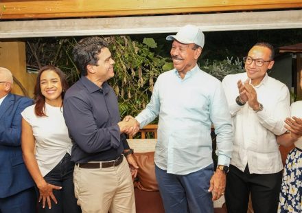 José Montás oficializa respaldo a Wellington Arnaud junto a su equipo político de San Cristóbal