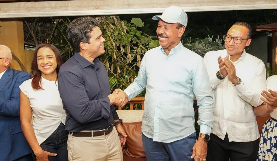 José Montás oficializa respaldo a Wellington Arnaud junto a su equipo político de San Cristóbal