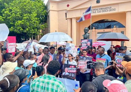 Exigen frente al Palacio Nacional intensificar búsqueda de Andrés Santana