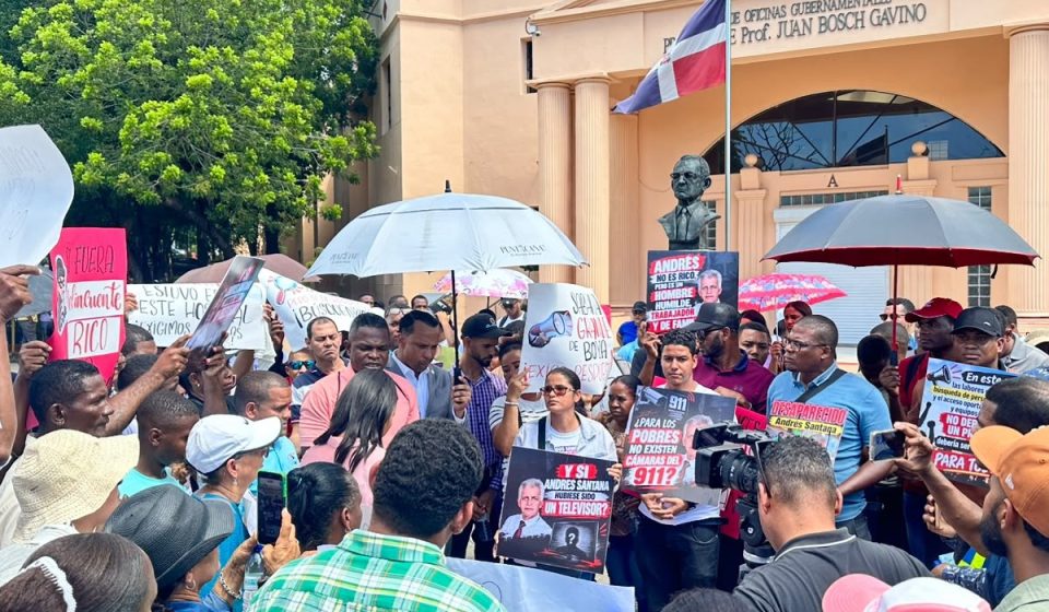 Exigen frente al Palacio Nacional intensificar búsqueda de Andrés Santana