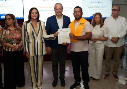 Infotep capacita a conductores de coches a caballo para mejorar el servicio turístico en Santiago