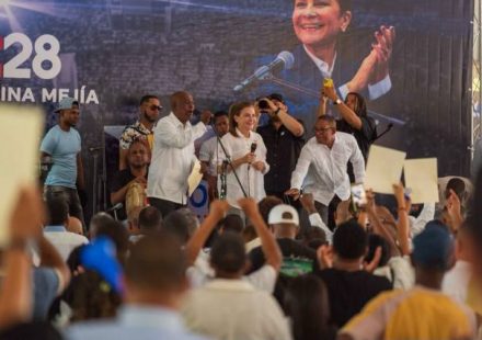 Carolina Mejía juramenta equipos en Bahoruco y llama a trabajar de cara a 2028