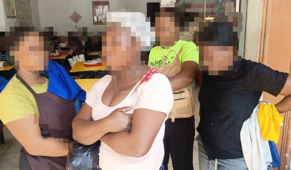 Migración interviene 12 «pica pollos» y detiene 38 haitianos en el Gran Santo Domingo