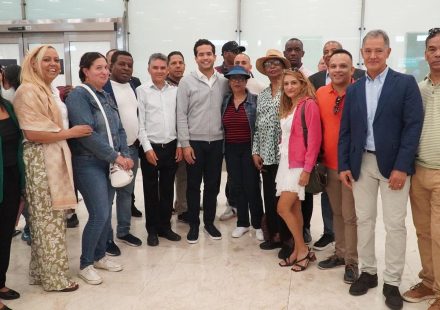 Dirigentes de la Fuerza del Pueblo en Madrid reciben al senador Omar Fernández