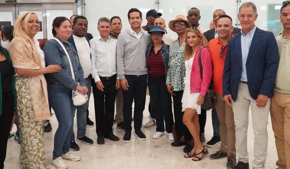 Dirigentes de la Fuerza del Pueblo en Madrid reciben al senador Omar Fernández