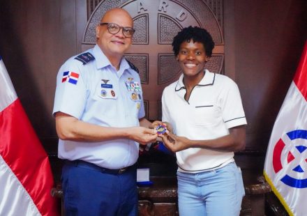 Comandante general de la FARD comparte con la primer teniente Marileidy Paulino