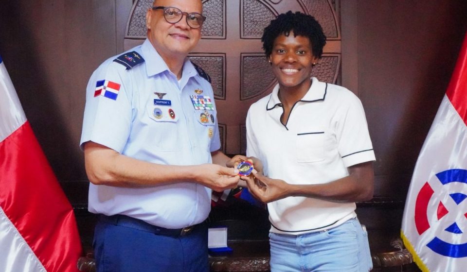 Comandante general de la FARD comparte con la primer teniente Marileidy Paulino