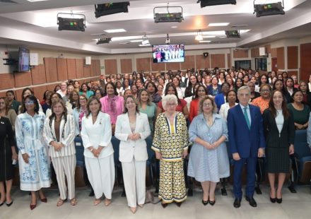 Ministerio de la Mujer y OEA fortalecen liderazgo político de cientos de féminas